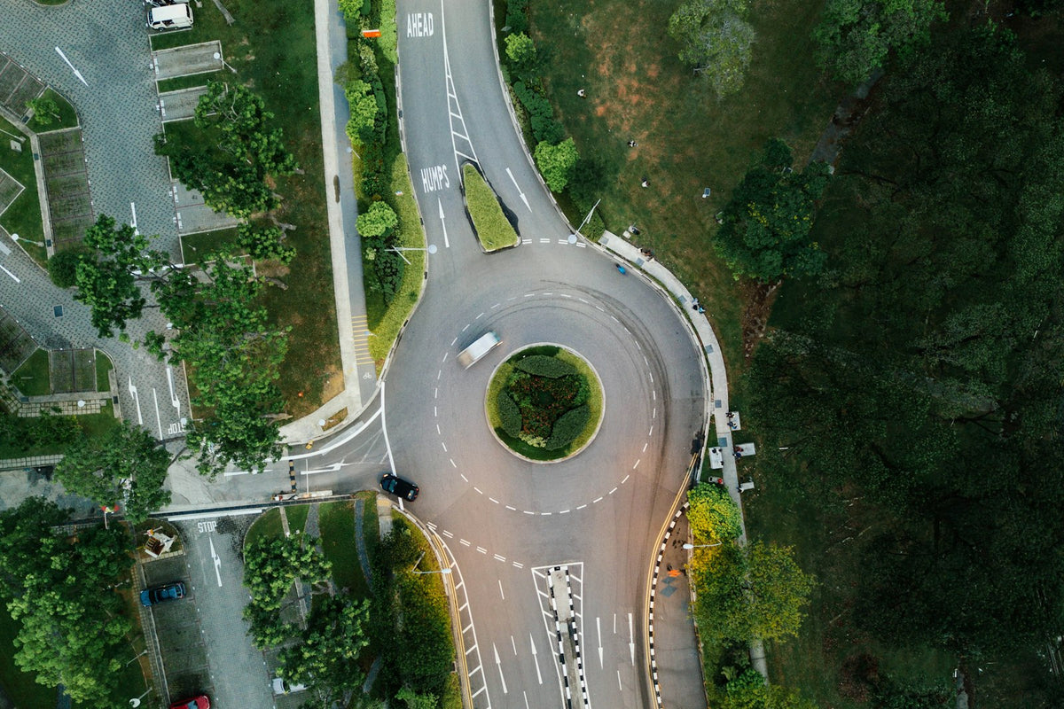 Luchtfoto van een weg tussen groen landschap