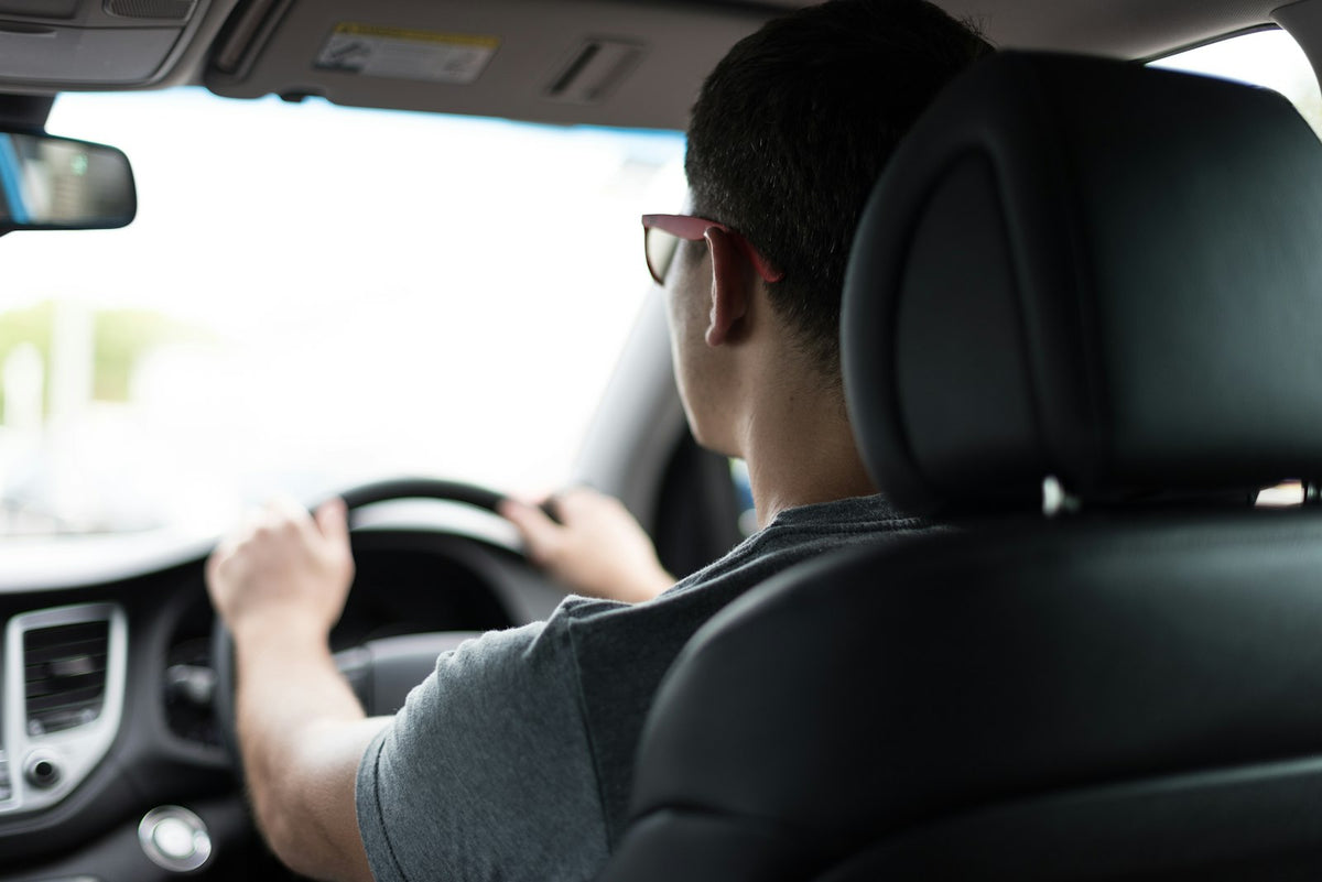 Bestuurder achter het stuur tijdens het rijden