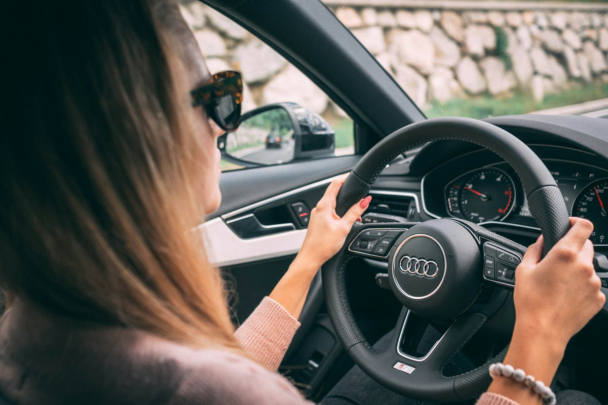 Ontspannen leerling achter het stuur tijdens de rijles