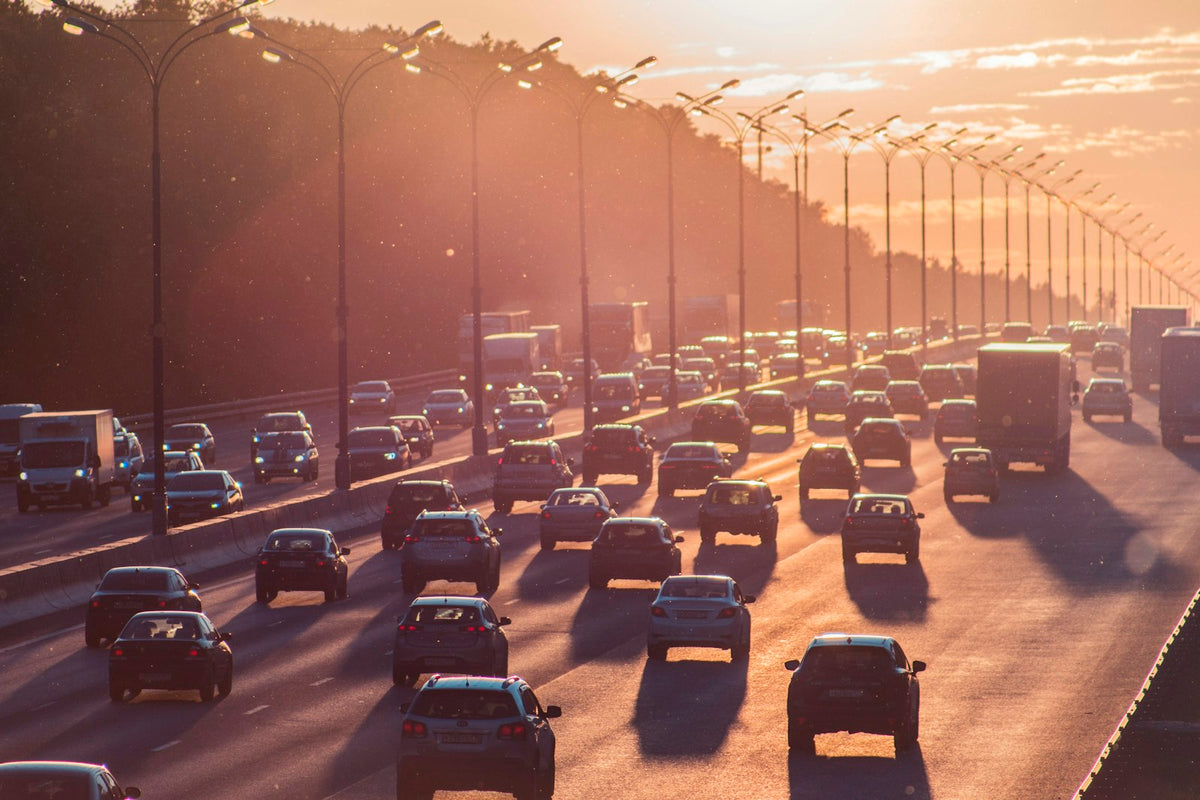 Zwaar verkeer in file op de snelweg