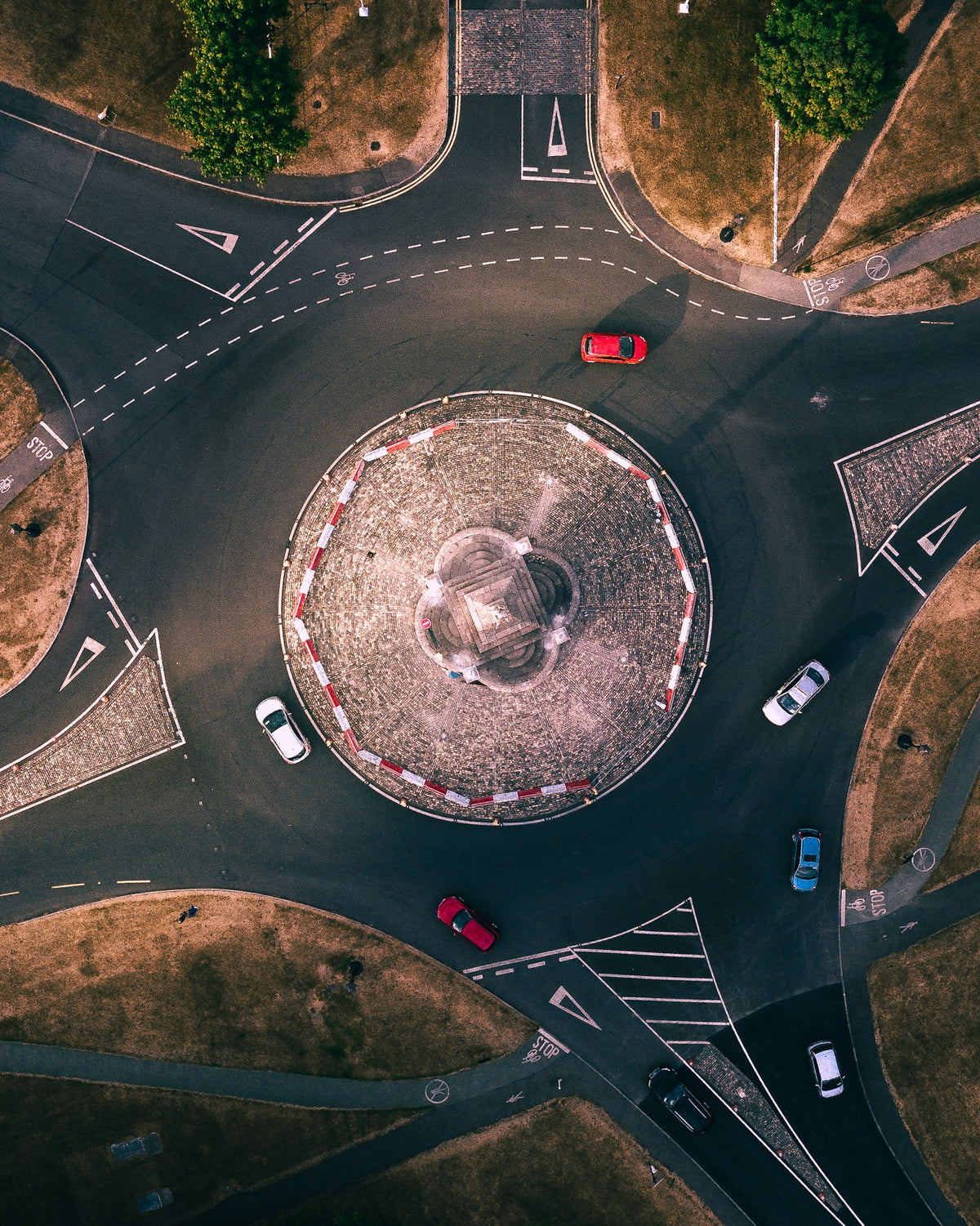 Luchtfoto van een rotonde met verkeer