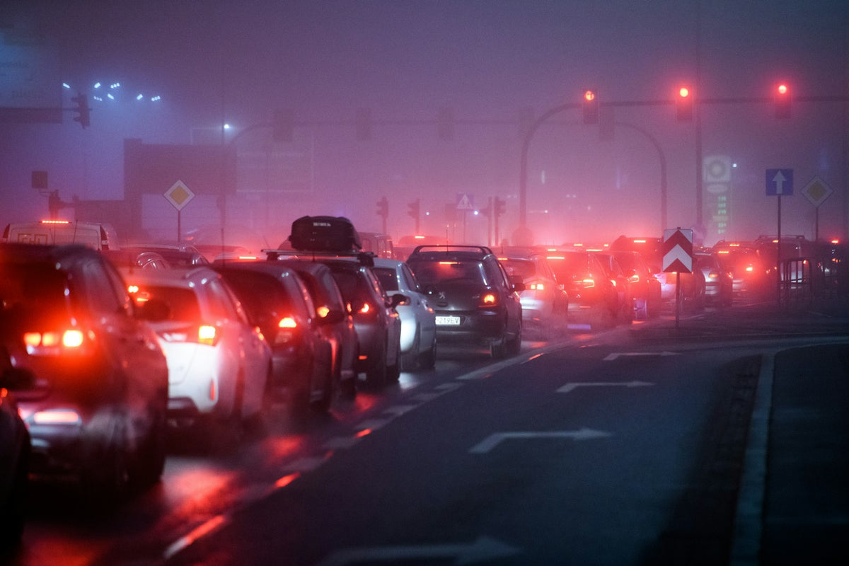 Mistige straat met verkeer, symbool voor verminderde alertheid