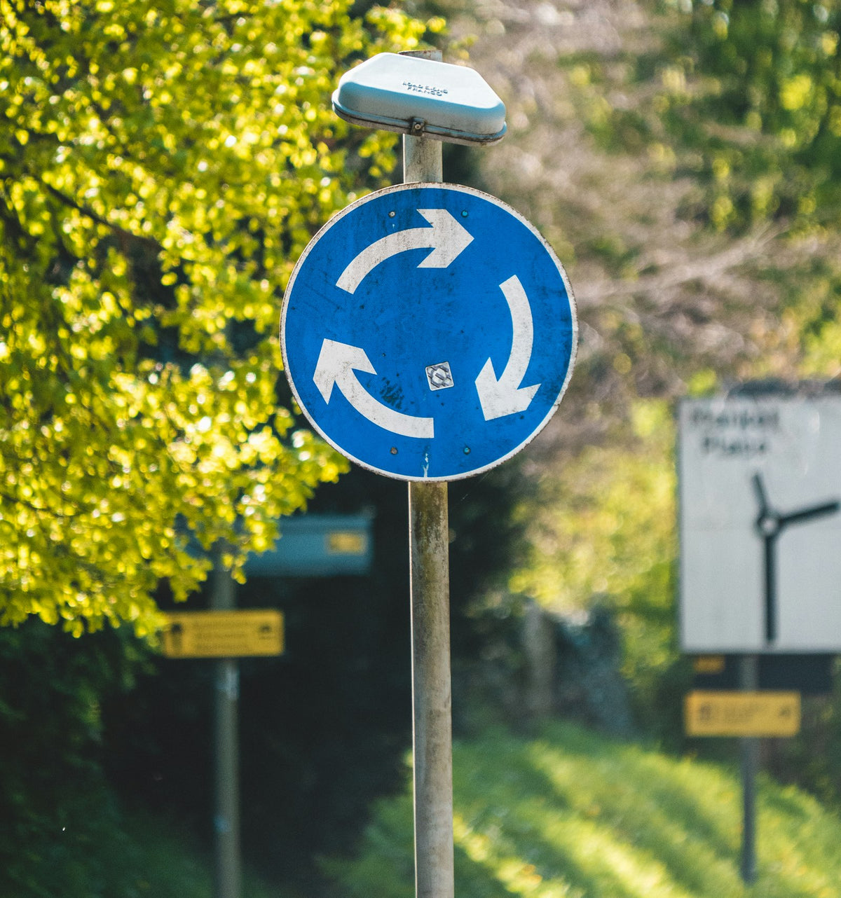 Blauw en wit verkeersbord langs de weg