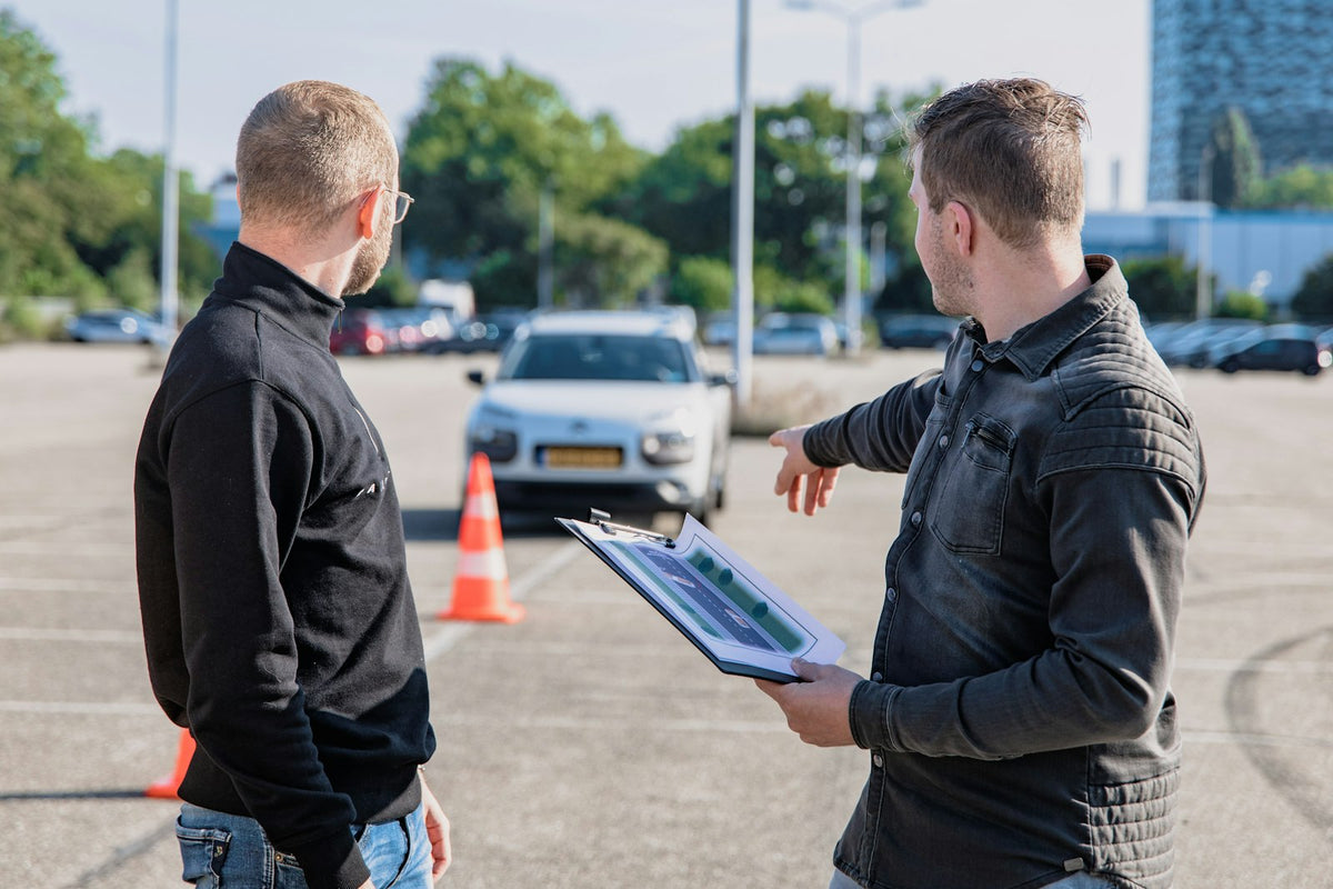 Rijinstructeur bespreekt examen met leerling