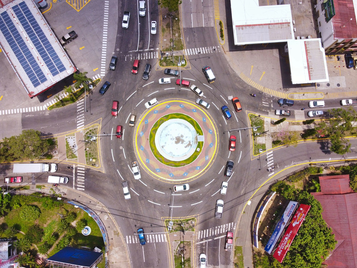 Luchtfoto van kruisend verkeer op een kruispunt