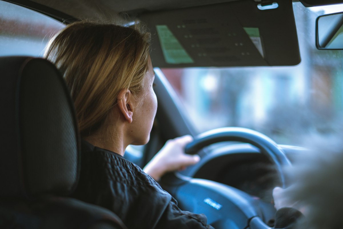 Leerling achter het stuur tijdens rijles